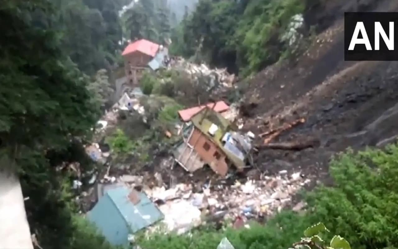 खतरा टला नहीं! हिमाचल-उत्तराखंड में बाढ़ और बारिश से तबाही, लैंड स्लाइड से 84 मौतें, कई लोग हुए बेघर