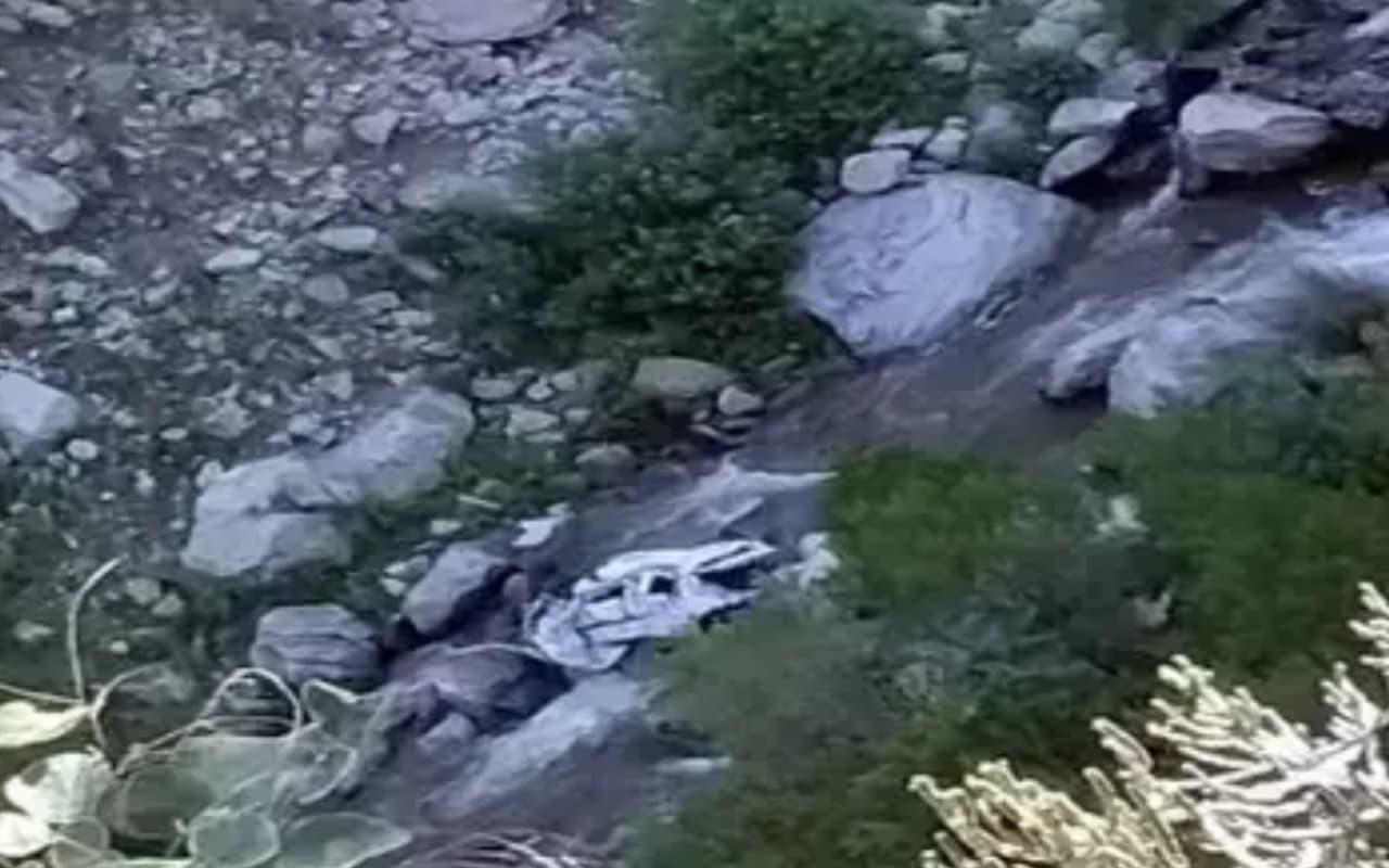 Himachal Accident: 500 मीटर नीचे खाई में गिरी बारात से लौट रही कार, 4 की मौत, 1 की हालत गंभीर