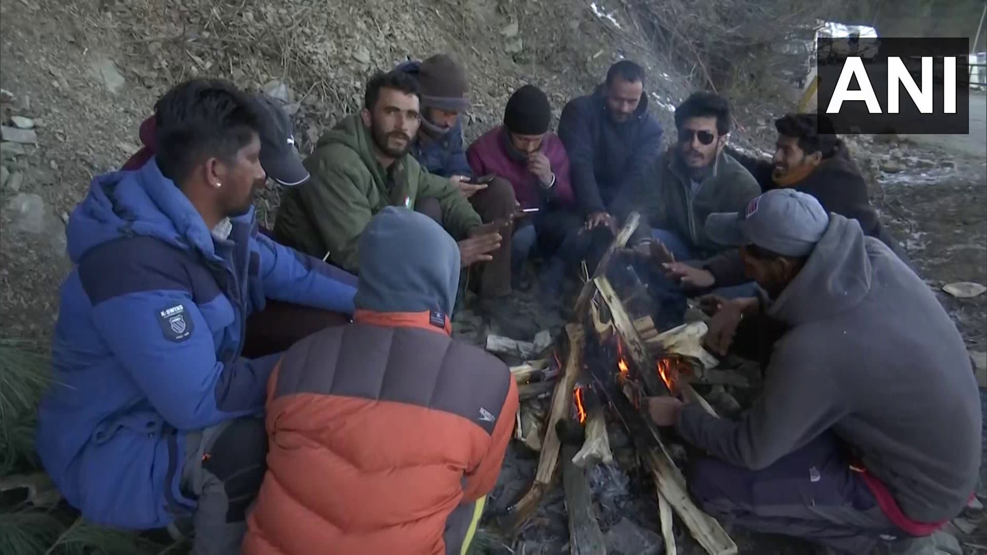 जम्मू कश्मीर में जानलेवा सर्दी, कांप रहा उत्तर भारत, शीतलहर और कोहरे ने बढ़ाई आफत, देखें तस्वीर