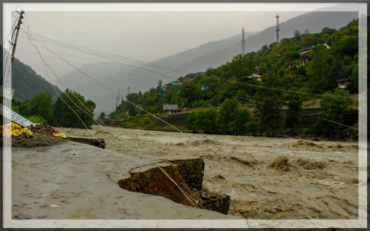 हिमाचल के कई जिलों में बाढ़ जैसे हालात, उफान पर नदी-नाले, 80 से अधिक सड़कें बंद