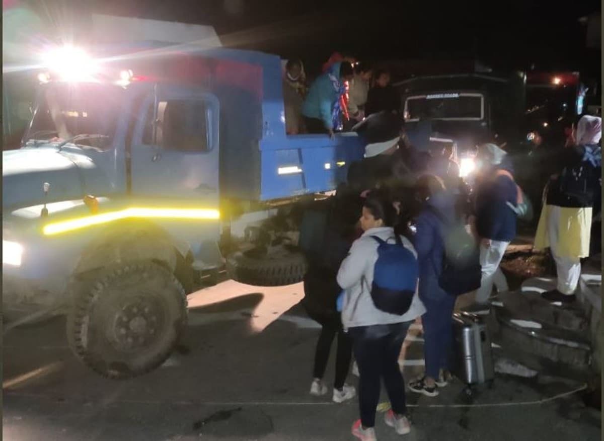 Lahaul Flash Flood: लाहौल-स्पीति पुलिस ने बाढ़ में फंसे 105 यात्रियों का किया रेस्क्यू, SP ने कही ये बात