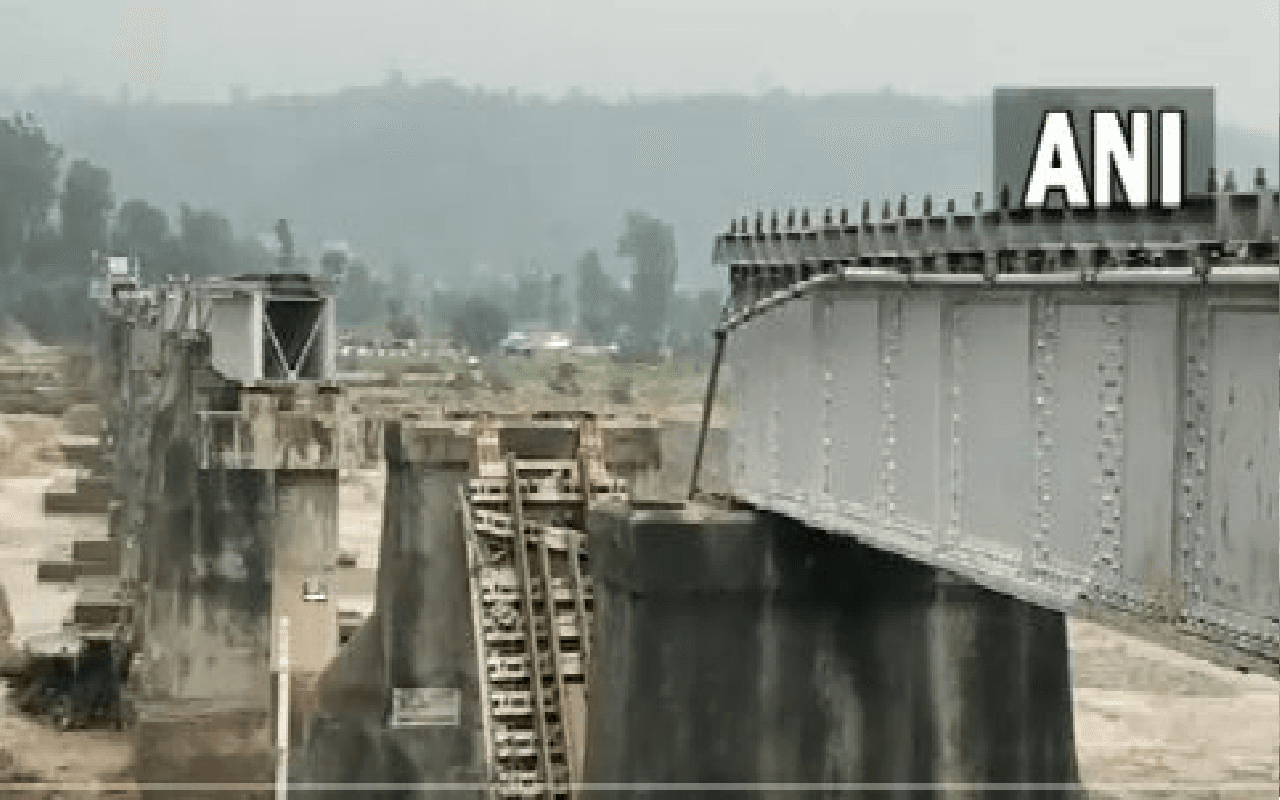 हिमाचल प्रदेश: मंडी में अचानक आई बाढ़ और भूस्खलन से 14 लोगों की मौत की आशंका, एयरपोर्ट में भी घुसा पानी