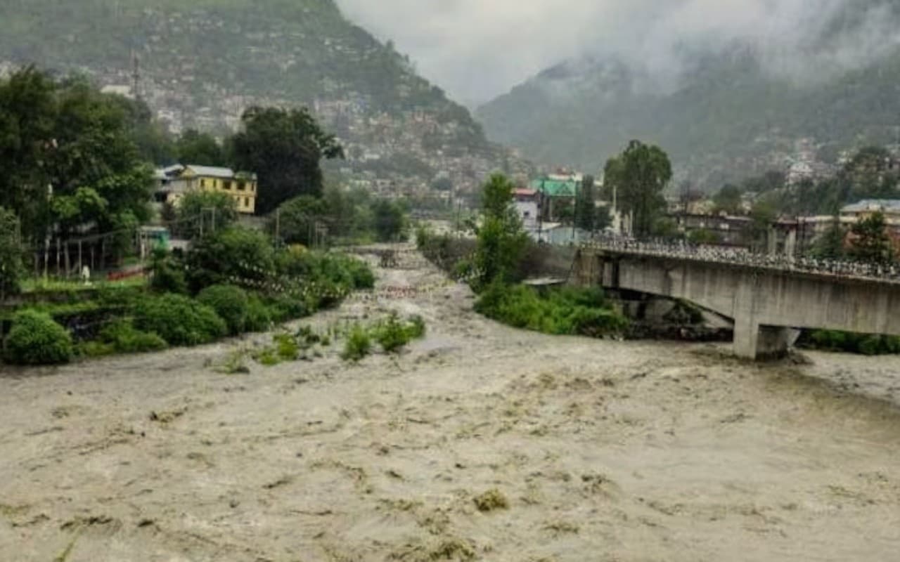 Himachal Pradesh Flood: हिमाचल प्रदेश में दिखा कुदरत का कहर, अबतक बाढ़ की वजह से गयी 91 लोगों की जान
