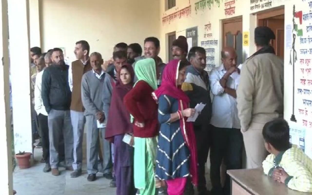 Himachal Pradesh Election 2022: लोकतंत्र के त्योहार में कई दिग्गज नेता हुए शामिल, देखें तस्वीरें