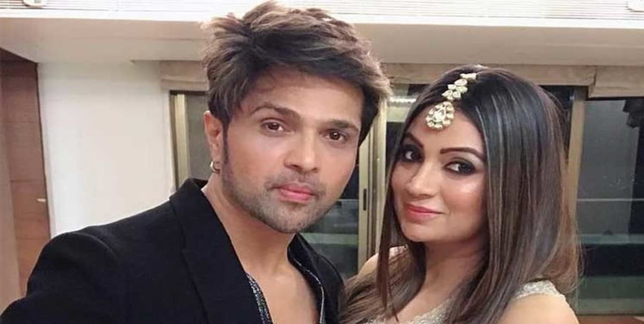 Himesh Reshammiya पत्नी संग पैपराजी को दे रहे थे पोज, फिर कुछ ऐसा हुआ जिसे लेकर ट्रोल हो गए सिंगर, VIDEO
