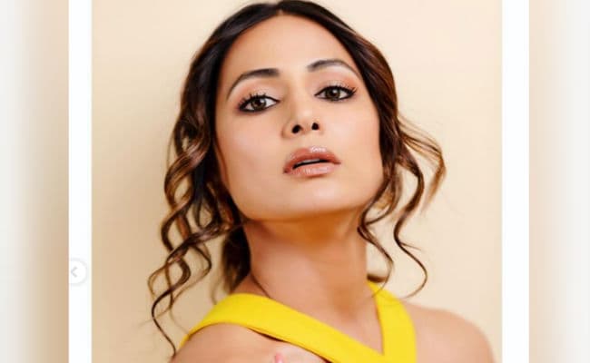 हिना खान का बॉडीकॉन ड्रेस में दिखा बोल्‍ड लुक, सोशल मीडिया पर वायरल हुई 'तूफानी सीनियर' की हॉट PHOTOS