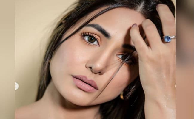 हिना खान की अदाओं पर फिसले सेलेब्‍स, वायरल हो रही तसवीरों पर कर रहे ऐसे कमेंट्स