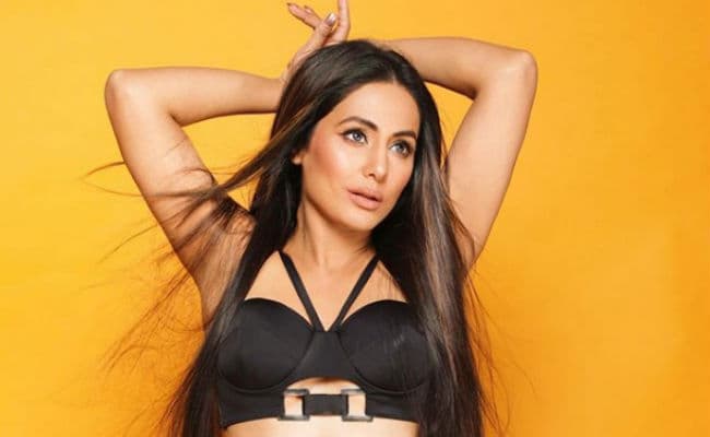 हिना खान रेड ड्रेस में दिखीं बेहद बोल्‍ड, सोशल मीडिया पर वायरल हो रही इन तसवीरों पर आया फैंस का दिल, Viral Photos