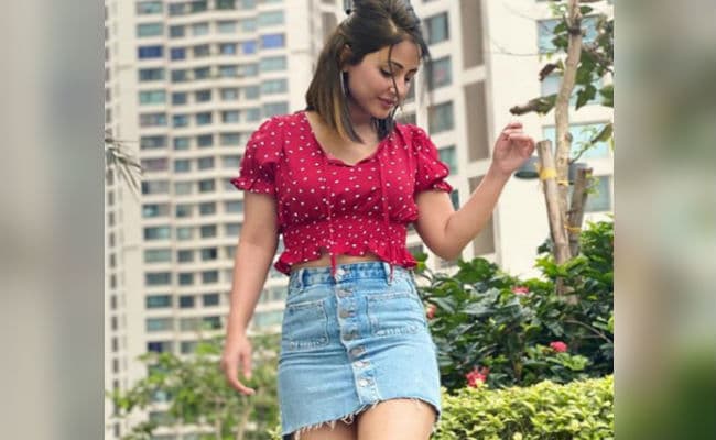 हिना खान ने व्‍हाइट बॉडीकॉन ड्रेस में कराया बोल्‍ड फोटोशूट, एक्ट्रेस के हॉट अंदाज ने इंटरनेट पर मचाई हलचल