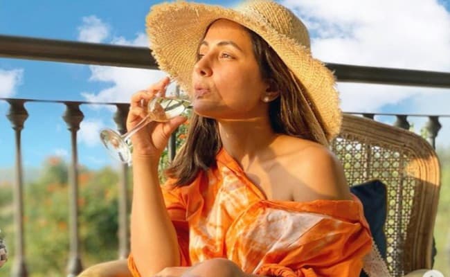 हिना खान शॉर्ट ड्रेस में दिखीं बेहद हॉट, सोशल मीडिया पर वायरल हो रही तसवीरों में दिखा बोल्‍ड अंदाज