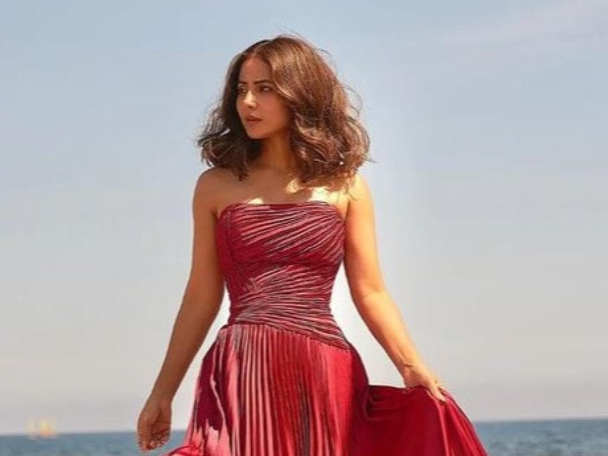 Hina Khan At Cannes 2022: हिना खान का कांस से फर्स्ट लुक आया सामने, स्ट्रैपलेस गाउन में दिखी गॉर्जियस