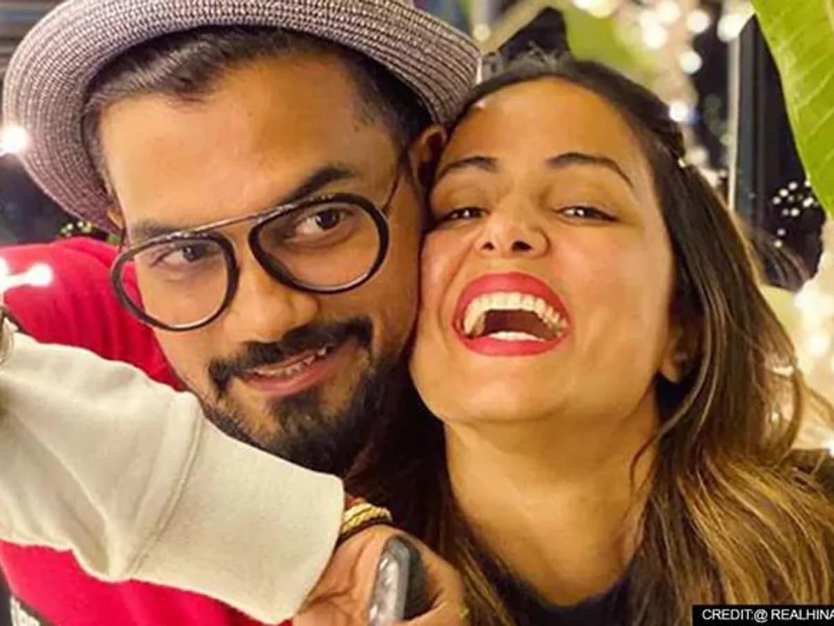 Hina Khan Video: हिना खान बॉयफ्रेंड रॉकी जायसवाल से शॉपिंग बैग छीनने के लिए हुई परेशान, वायरल वीडियो Hina Khan Video: हिना खान बॉयफ्रेंड रॉकी जायसवाल से शॉपिंग बैग छीनने के लिए हुई परेशान, वायरल वीडियो