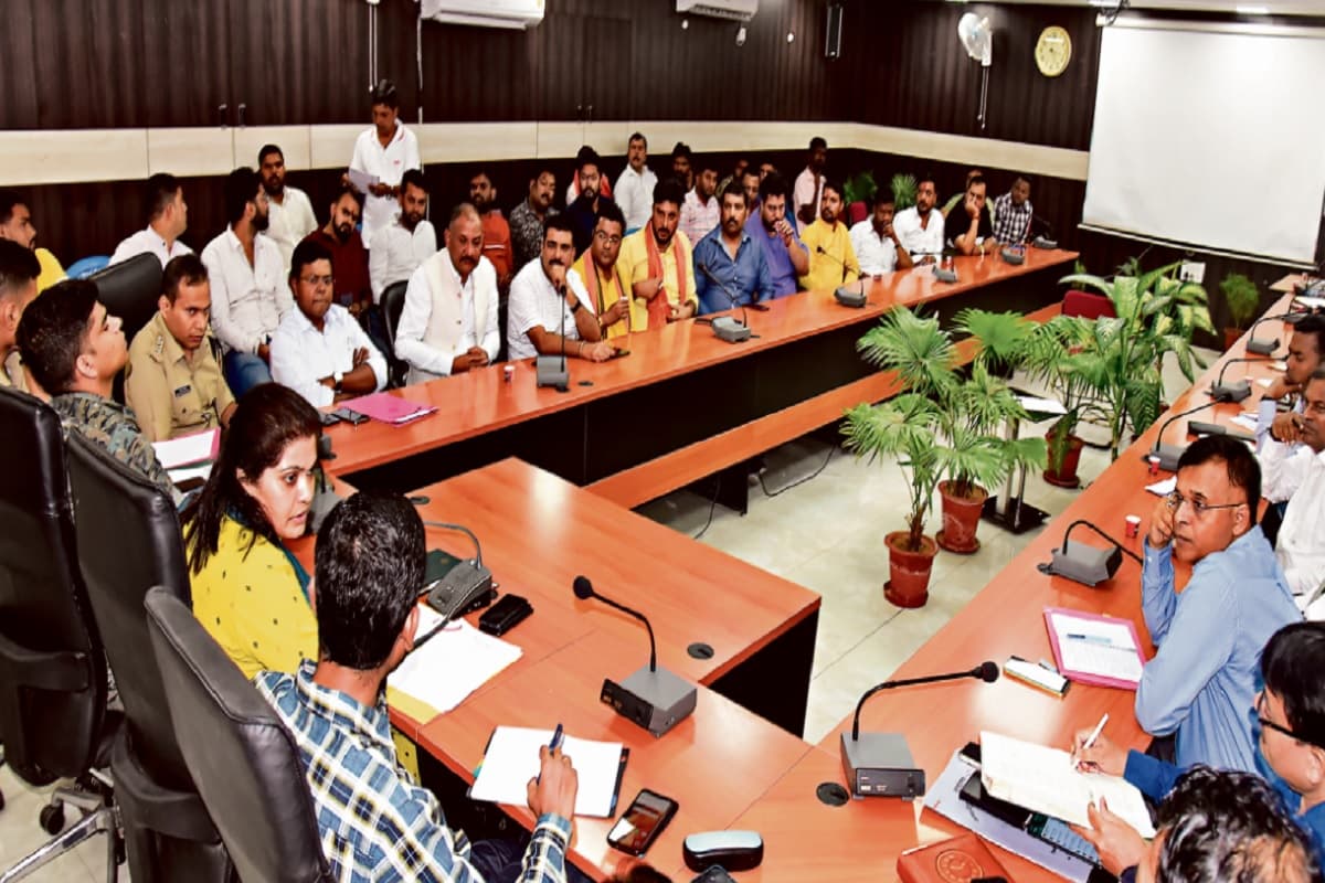 जमशेदपुर में हिंदू नववर्ष पर निकलने वाली शोभायात्रा को लेकर प्रशासन ने की बैठक, विधि-व्यवस्था पर हुई चर्चा