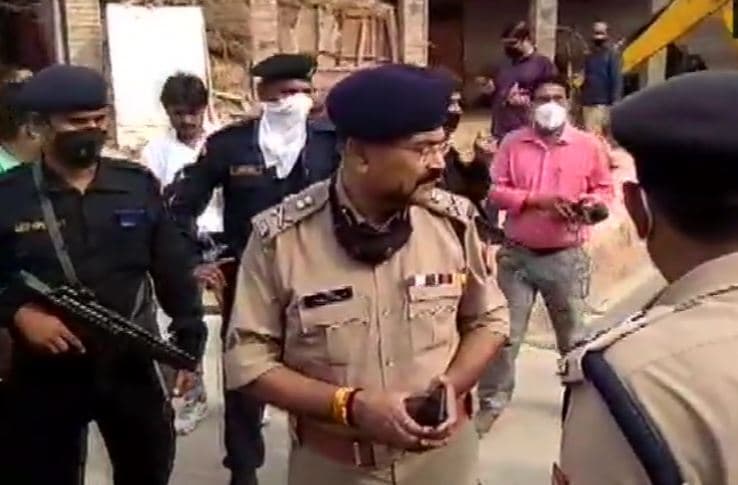 Kanpur Encounter : घटना के ठीक पहले हिस्ट्रीशीटर विकास दुबे के संपर्क में थे तीन पुलिसकर्मी, एसएसपी ने किया सस्पेंड...