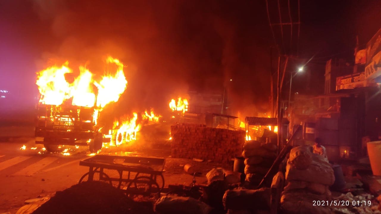 दो ट्रकों की टक्कर से हजारीबाग के बरही चौक पर लगी आग, चार वाहन जलकर राख, ऐसे टला बड़ा हादसा