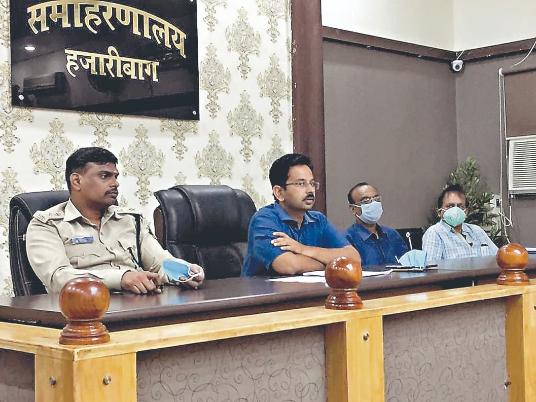 रेड जोन से हजारीबाग लौटे 40 प्रवासी मजदूरों ने बढ़ायी प्रशासन की चिंता, जानिए क्या है वजह ?