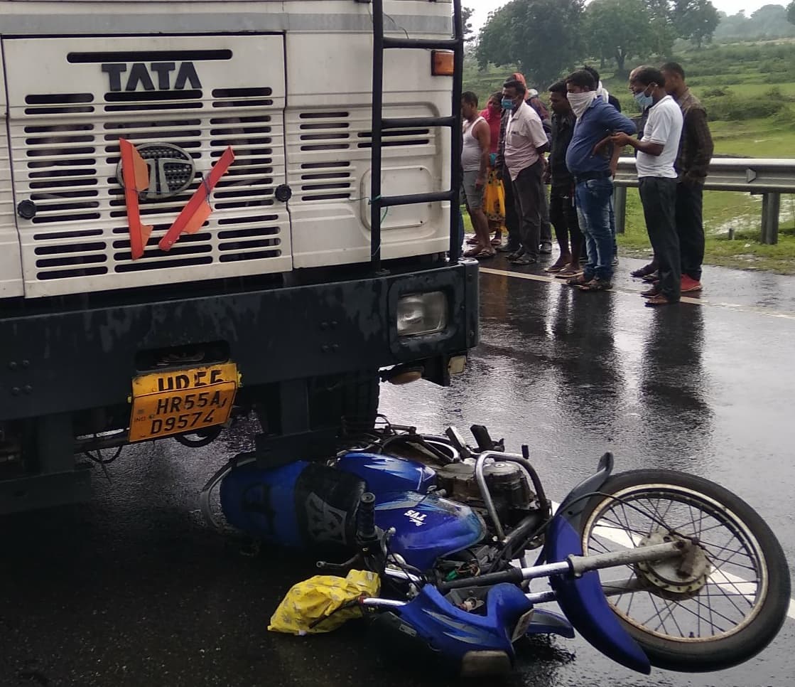 टावर का निर्माण करा रही कंपनी की लापरवाही से बाइक सवार का बिगड़ा संतुलन, हजारीबाग के बरही में पार्सल ट्रक के नीचे आने से हुई मौत