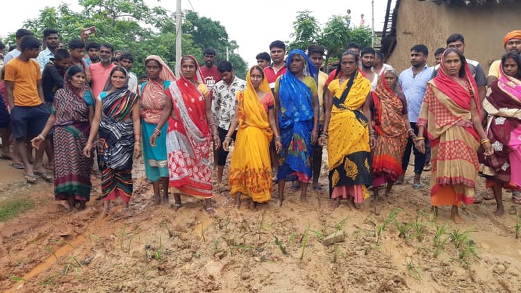 बारिश में जर्जर सड़क पर ग्रामीणों का चलना हुआ मुश्किल, सड़क पर धनरोपनी कर मुखिया, विधायक व सांसद के खिलाफ की नारेबाजी