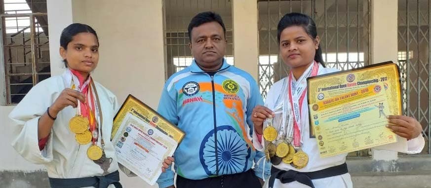 कराटे में देश का नाम रौशन करने वाली अंतरराष्ट्रीय महिला खिलाड़ियों को क्यों सता रही है भविष्य की चिंता, पढ़िए ये रिपोर्ट कराटे में देश का नाम रौशन करने वाली अंतरराष्ट्रीय महिला खिलाड़ियों को क्यों सता रही है भविष्य की चिंता, पढ़िए ये रिपोर्ट