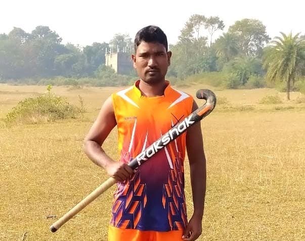 ठीक से मैदान तक की सुविधा नहीं, लेकिन झारखंड के हॉकी खिलाड़ी कुंदन ने जिद से जीते कई मेडल्स