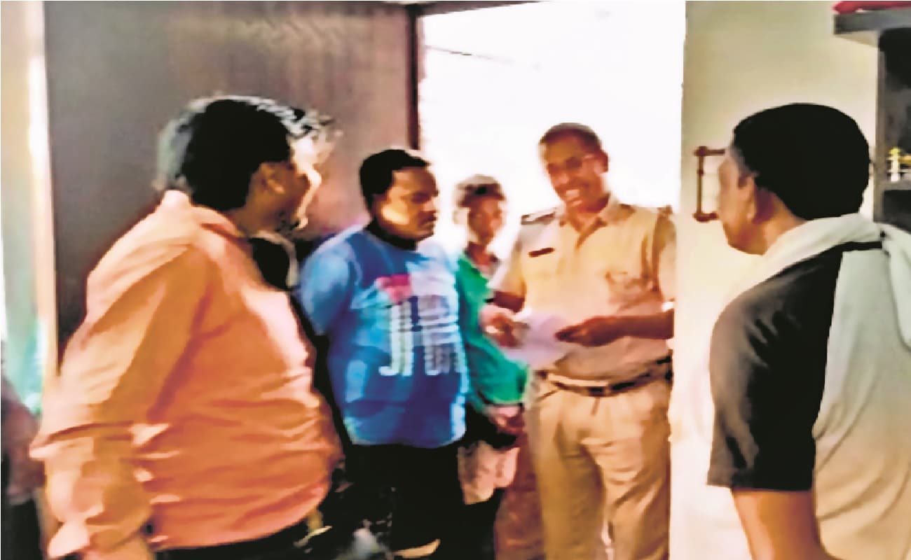 पटना में अपराधियों ने की ताबड़तोड़ फायरिंग, घर में घुस कर महिलाओं व बच्चों को बनाया बंधक, जानें पूरी बात