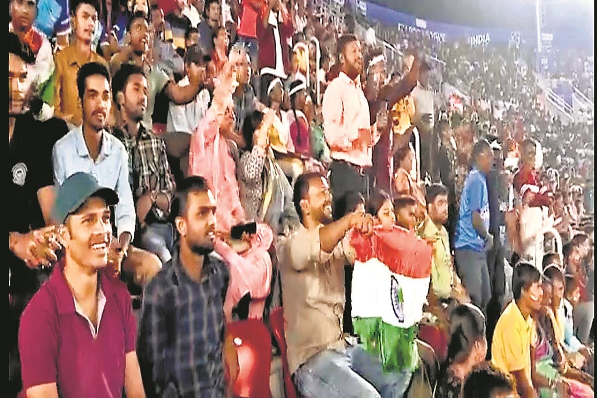 Odisha News: हाथ में तिरंगा, जुबान पर चक दे इंडिया Odisha News: हाथ में तिरंगा, जुबान पर चक दे इंडिया