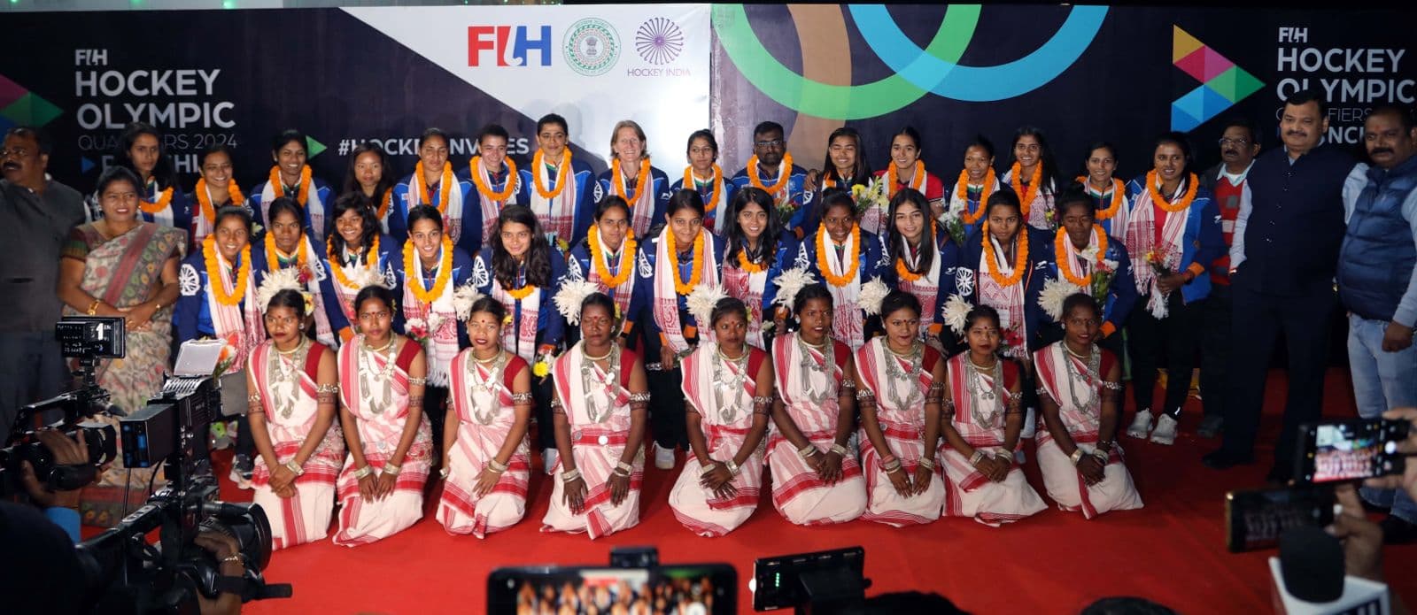 Hockey Olympic Qualifiers 2024: रांची पहुंची भारतीय महिला हॉकी टीम, ढोल नगाड़ों से हुआ स्वागत