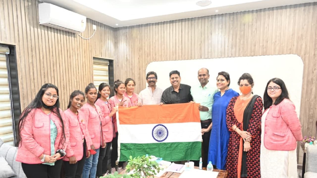 अमेरिका जाने से पहले झारखंड की चयनित महिला Hockey खिलाड़ियों का CM हेमंत सोरेन ने ऐसे बढ़ाया हौसला अमेरिका जाने से पहले झारखंड की चयनित महिला Hockey खिलाड़ियों का CM हेमंत सोरेन ने ऐसे बढ़ाया हौसला