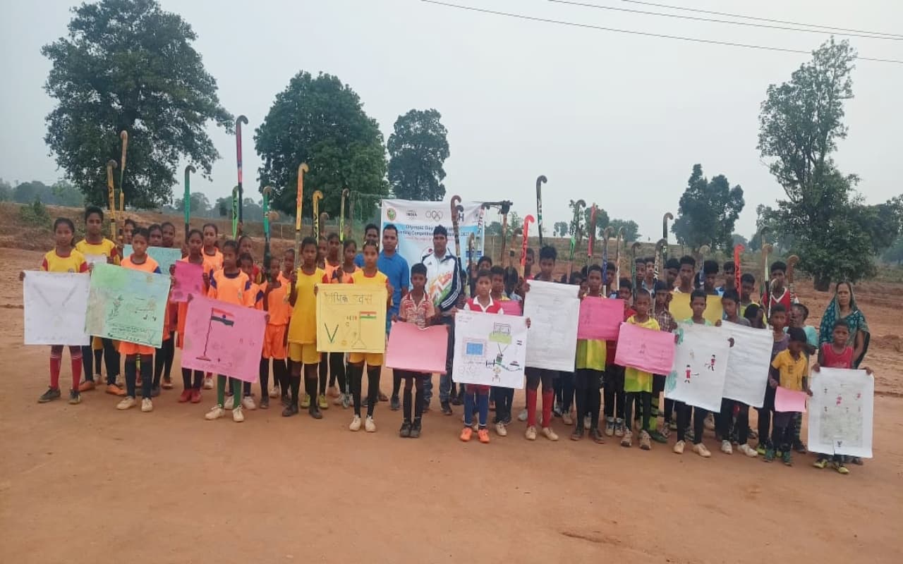 अंतर्राष्ट्रीय ओलंपिक दिवस के अवसर पर हॉकी सिमडेगा ने सुदूरवर्ती इलाके कुरकुरा में कराया पेंटिंग कम्पटीशन