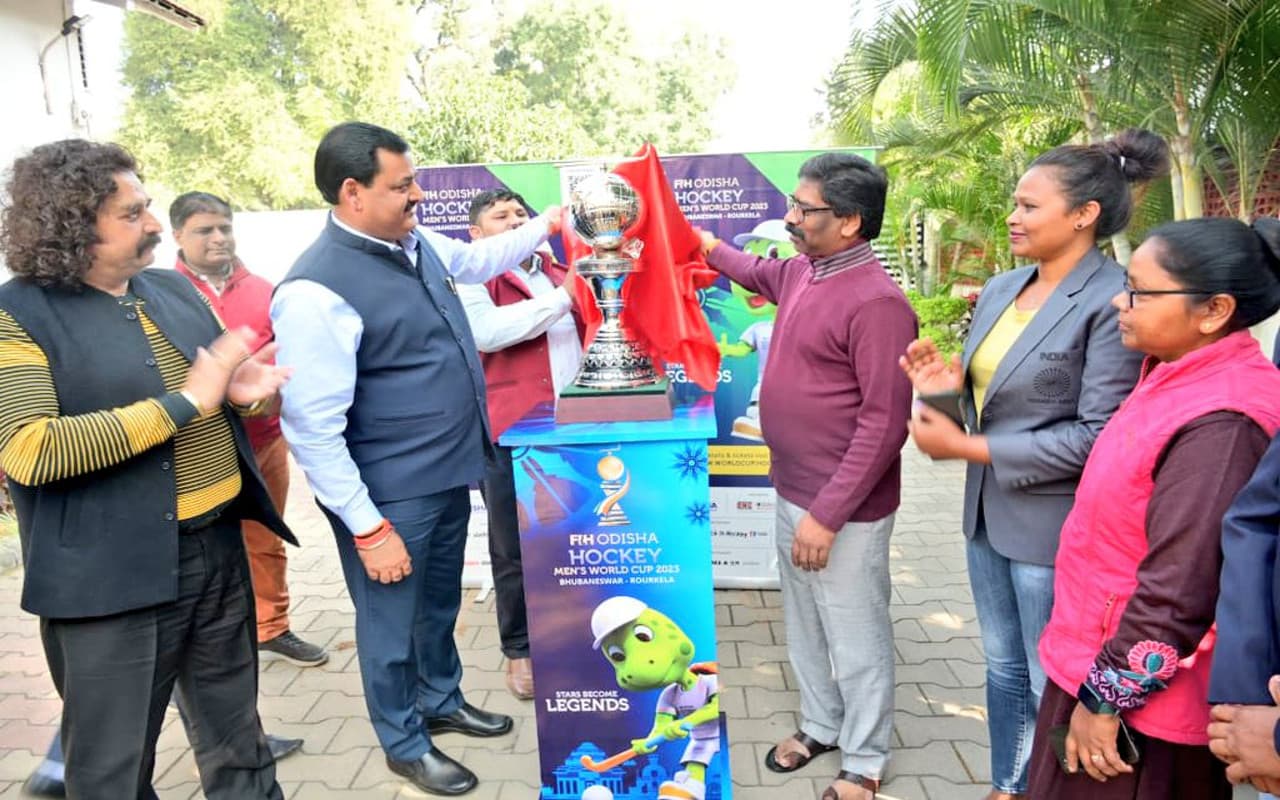 हॉकी विश्व कप ट्रॉफी पहुंची रांची, CM हेमंत बोले- ऐसे प्रदर्शन से हॉकी के प्रति बनेगा माहौल, देखें तस्वीर