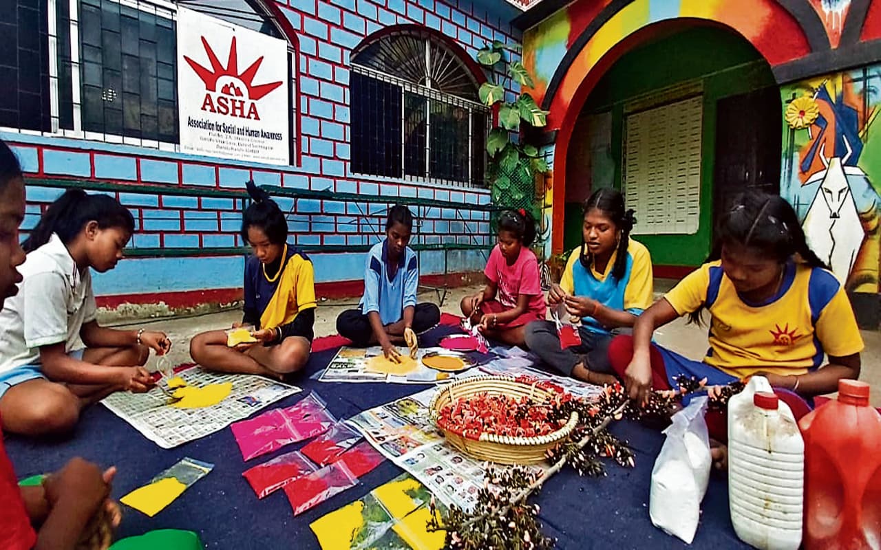 Holi 2023: प्राकृतिक गुलाल से गाल होंगे गुलाबी, महिलाएं पलाश, गुलाब और गेंदा के फूलों से बना रहीं हर्बल गुलाल