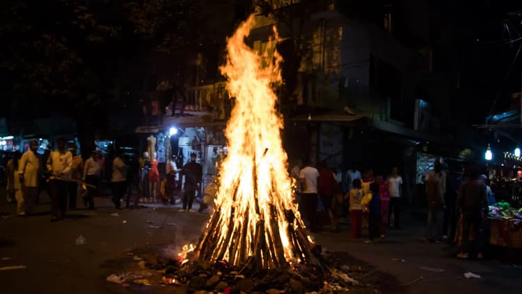 Holika Dahan Time: आज 21:21 बजे से 22:31 बजे के बीच जलेगी होलिका, इस दौरान भूलकर भी न करें यह काम