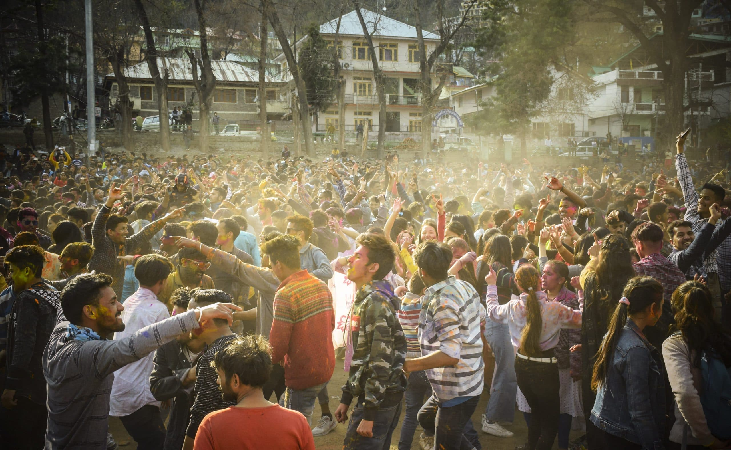 देश भर में धूम-धाम से मनाई गयी होली, तस्वीरों में देखें रंगोत्‍सव की झलक