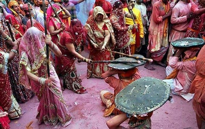 Happy Holi 2021 : बरसाना में खेला जायेगा विश्व प्रसिद्ध लठामार होली, कान्हा के गांव को दिया गया निमंत्रण