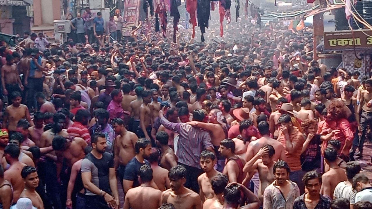 प्रयागराज की विश्व प्रसिद्ध 'कपड़ा फाड़ होली' में खूब उड़ा गुलाल, बुलडोजर बाबा के गाने पर जमकर थिरके युवा