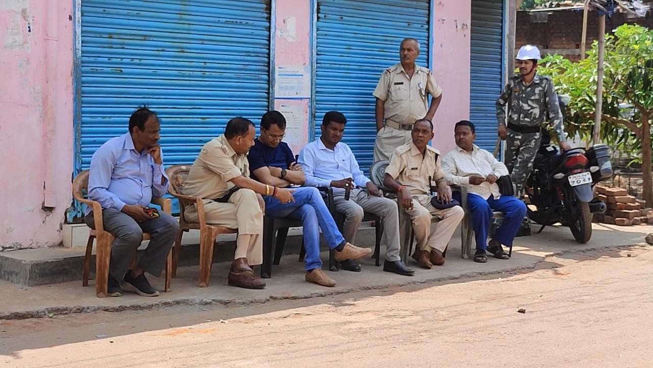 Holi 2022: झारखंड में होली में दो समुदाय आमने-सामने, पुलिस पर हमला, कम नहीं रहा तनाव, कैंप कर रही पुलिस