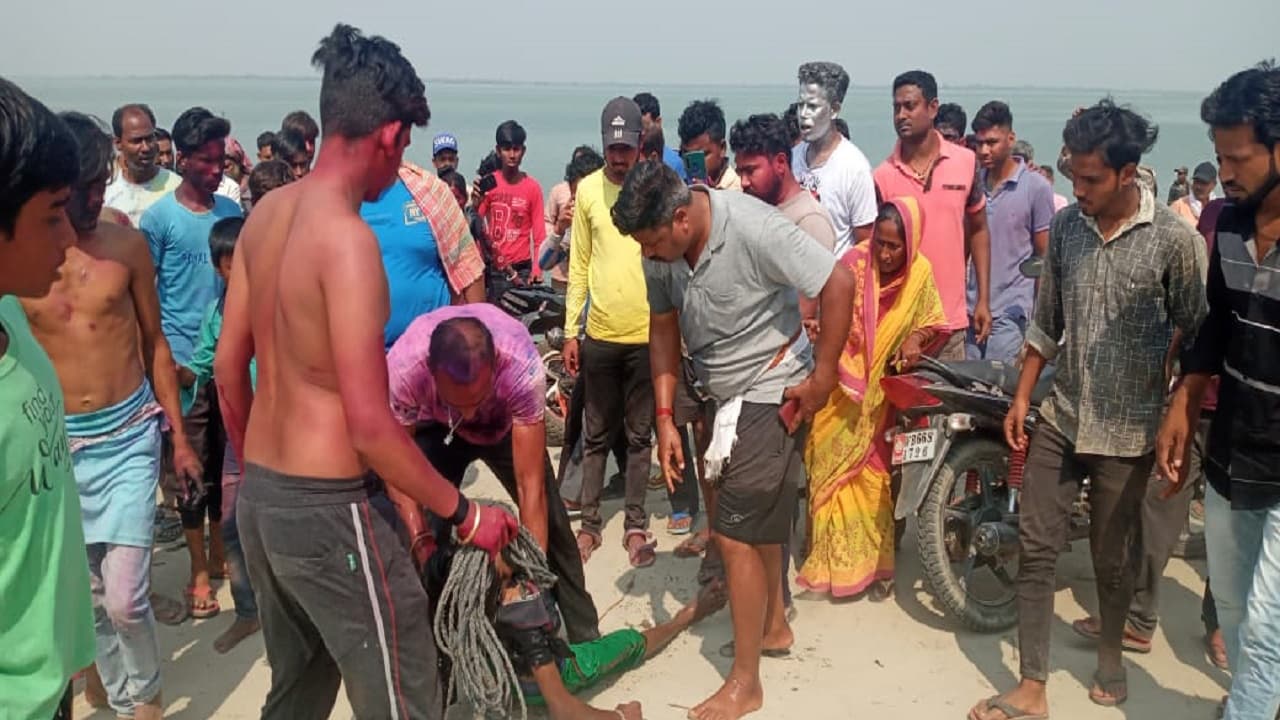 Jharkhand News: होली की खुशियां मातम में बदलीं, नहाने के दौरान दो दोस्त गंगा नदी में डूबे, एक की मौत