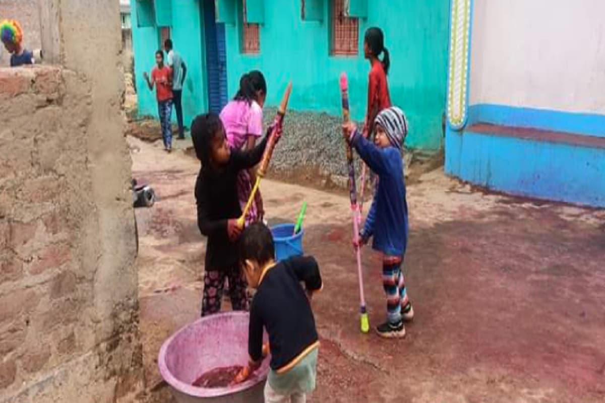 बारिश के बाद भी कम नहीं हुआ झारखंड के लोगों का उत्साह, रंगों में सराबोर होकर ऐसे झूमे बच्चे, बूढ़े और जवान