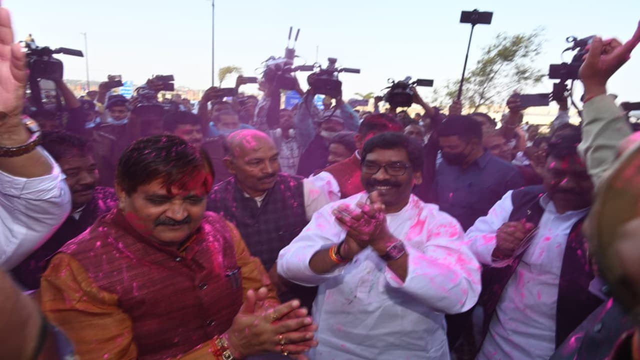 Holi 2022: होलियाना अंदाज में दिखे CM हेमंत सोरेन, विधानसभा परिसर में नेताओं संग खेली होली, देखें Pics