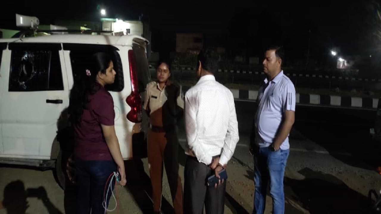 Holi 2022: होली में दो समुदायों में तनातनी, पुलिस ने मोर्चा संभाला, तो कर दी पत्थरबाजी, एसडीपीओ चोटिल Holi 2022: होली में दो समुदायों में तनातनी, पुलिस ने मोर्चा संभाला, तो कर दी पत्थरबाजी, एसडीपीओ चोटिल