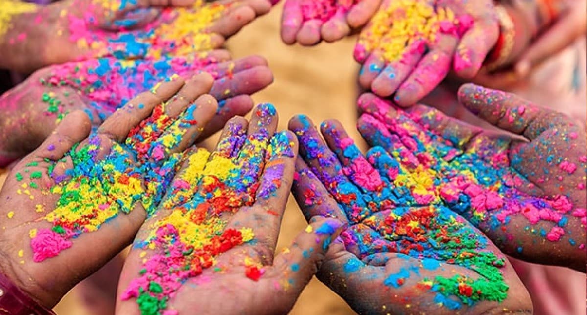 Holi: ग्रहों से शुभ फल पाने के लिए राशि अनुसार इन रंगों से खेलें होली, जानें कौन सा रंग है आपके लिए लकी