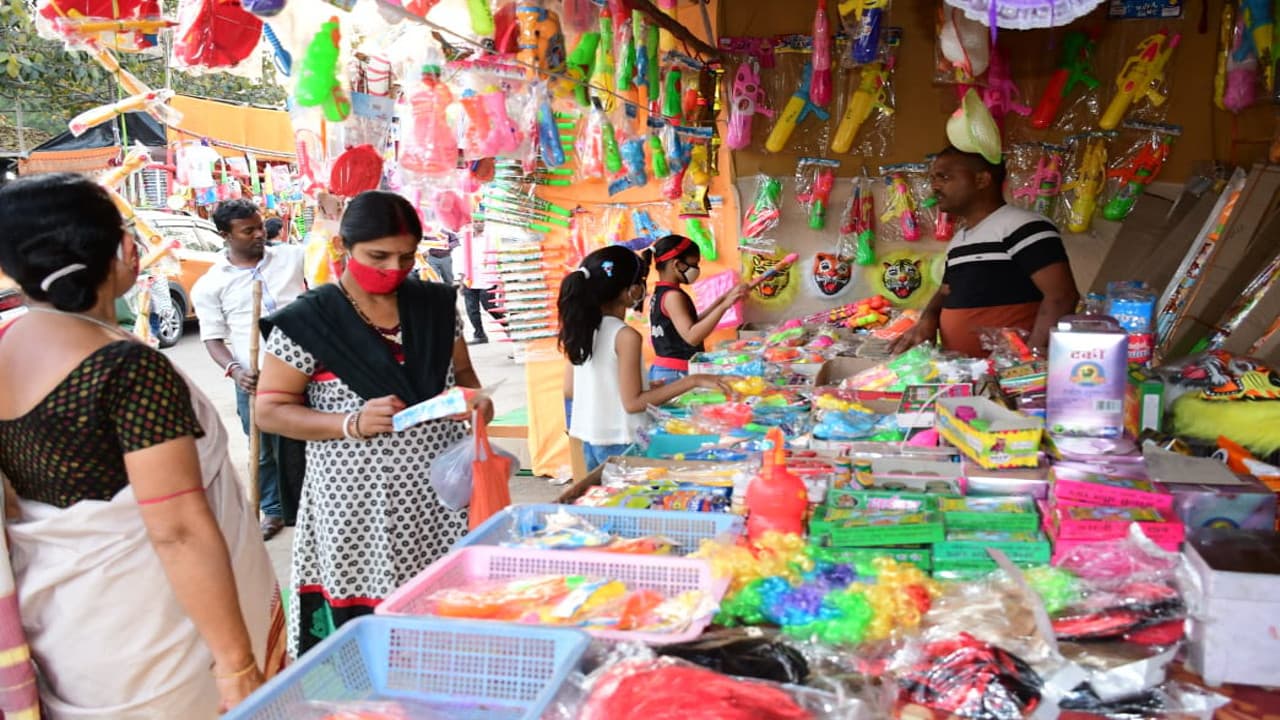 Holi 2022: होली को लेकर बोकारो-चास में बढ़ी चहल-पहल, रंग-बिरंगी पिचकारी और अबीर-गुलाल से सजे बाजार