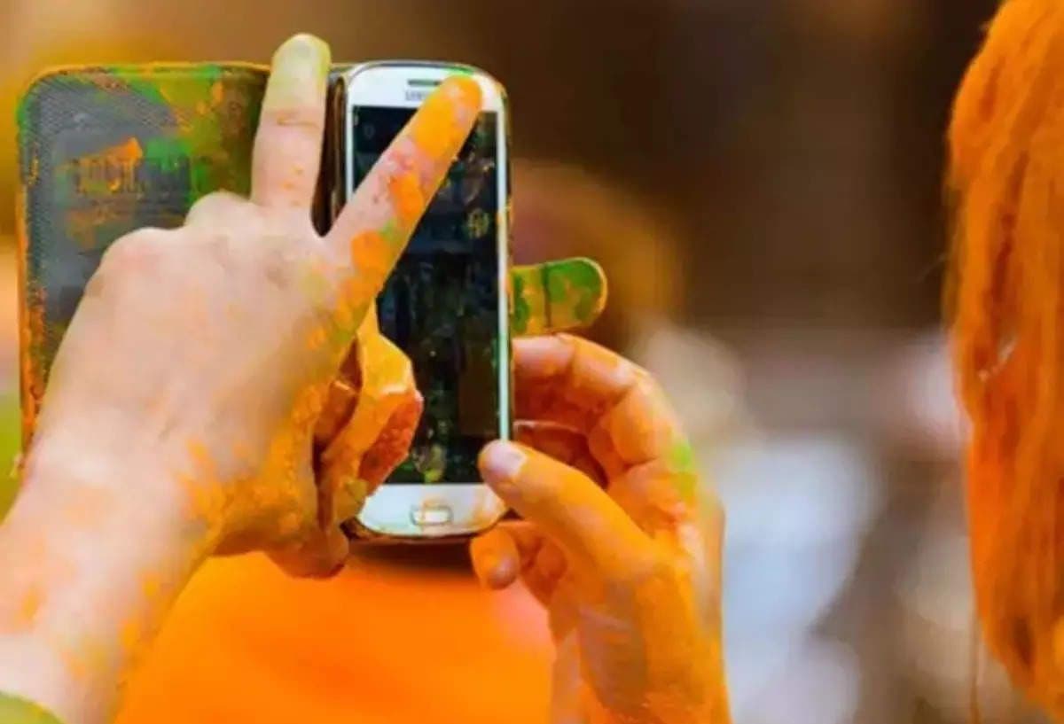 Happy Holi 2022: कहीं रंग में भंग न डाल दे गीला स्मार्टफोन, पानी और रंगों से ऐसे बचाएं