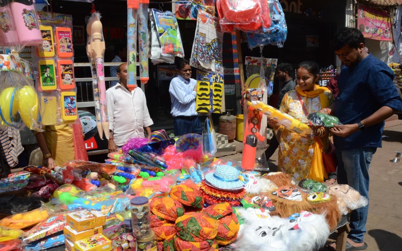 UP News: होली पर खूब बिकी गुजिया और रंग गुलाल, 50 करोड़ का बिका खोया, कानपुर में हुआ 250 करोड़ का कारोबार
