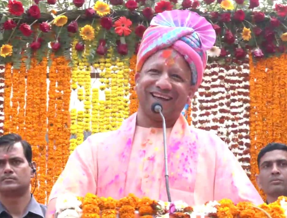 Holi 2023: यूपी में होली की धूम, सीएम योगी और डिप्टी सीएम ने प्रदेशवासियों को दी होली की बधाई
