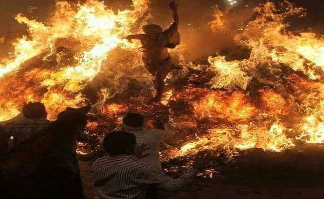 मथुरा के फालेन गांव का होलिका दहन, जहां हर साल आग की मोटी धधकती लपटों को चीरकर बाहर निकलते हैं पंडा