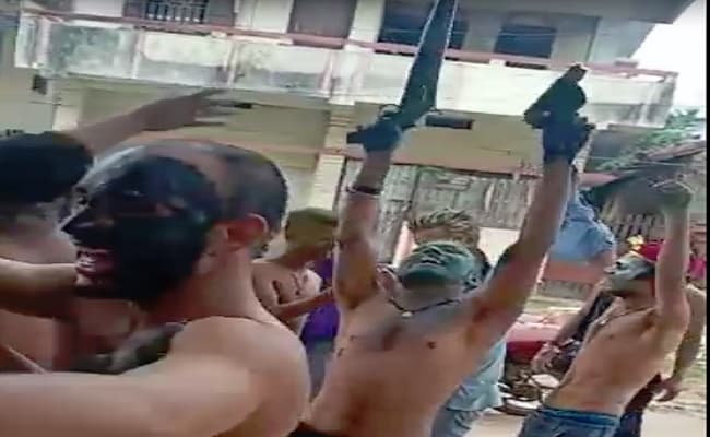 होली के खुमार में पटना में बाइकर्स गैंग के गुर्गों ने हाथ में बंदूक व पिस्टल लहराकर लगाये ठुमके