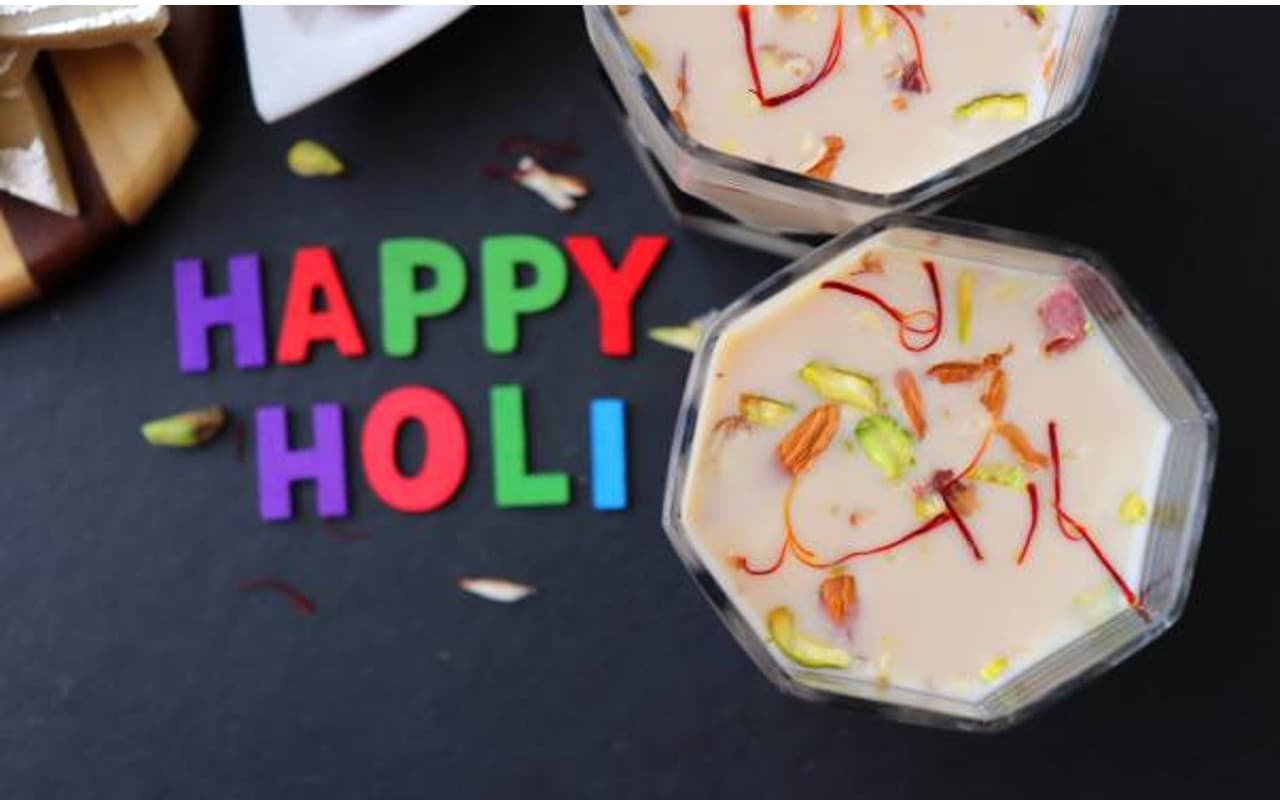 Holi Special Thandai: होली का रंग ऐसे जमाएं, घर पर इन 3 फ्लेवर वाली स्पेशल ठंडाई बनाएं