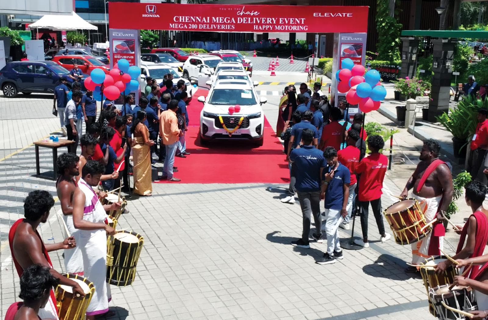 PHOTOS: Honda की इस धांसू SUV बनाया नया रिकार्ड, एक दिन में हुई 200 कारों की डिलीवरी