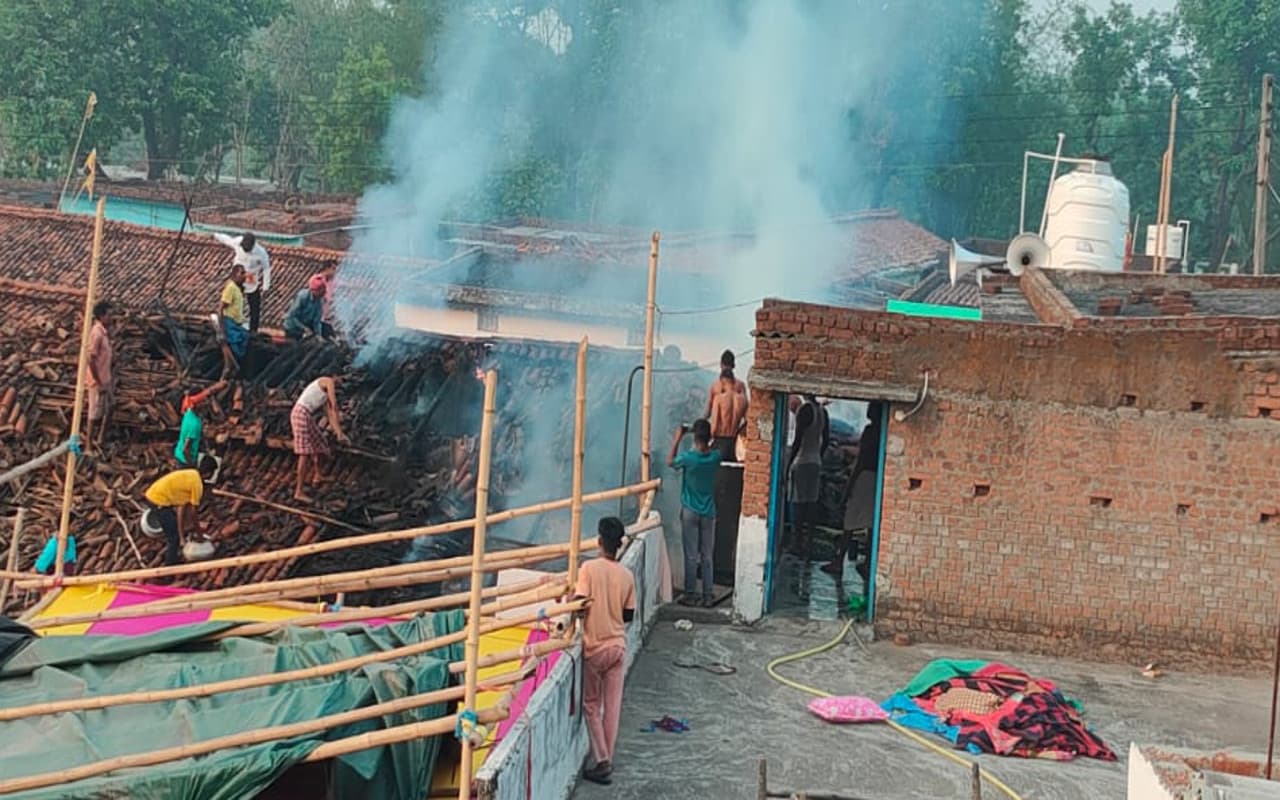 झारखंड : बोकारो के होन्हे गांव में कल आनी थी बारात, आज शादी वाले घर में आगजनी से सभी सामान जलकर राख